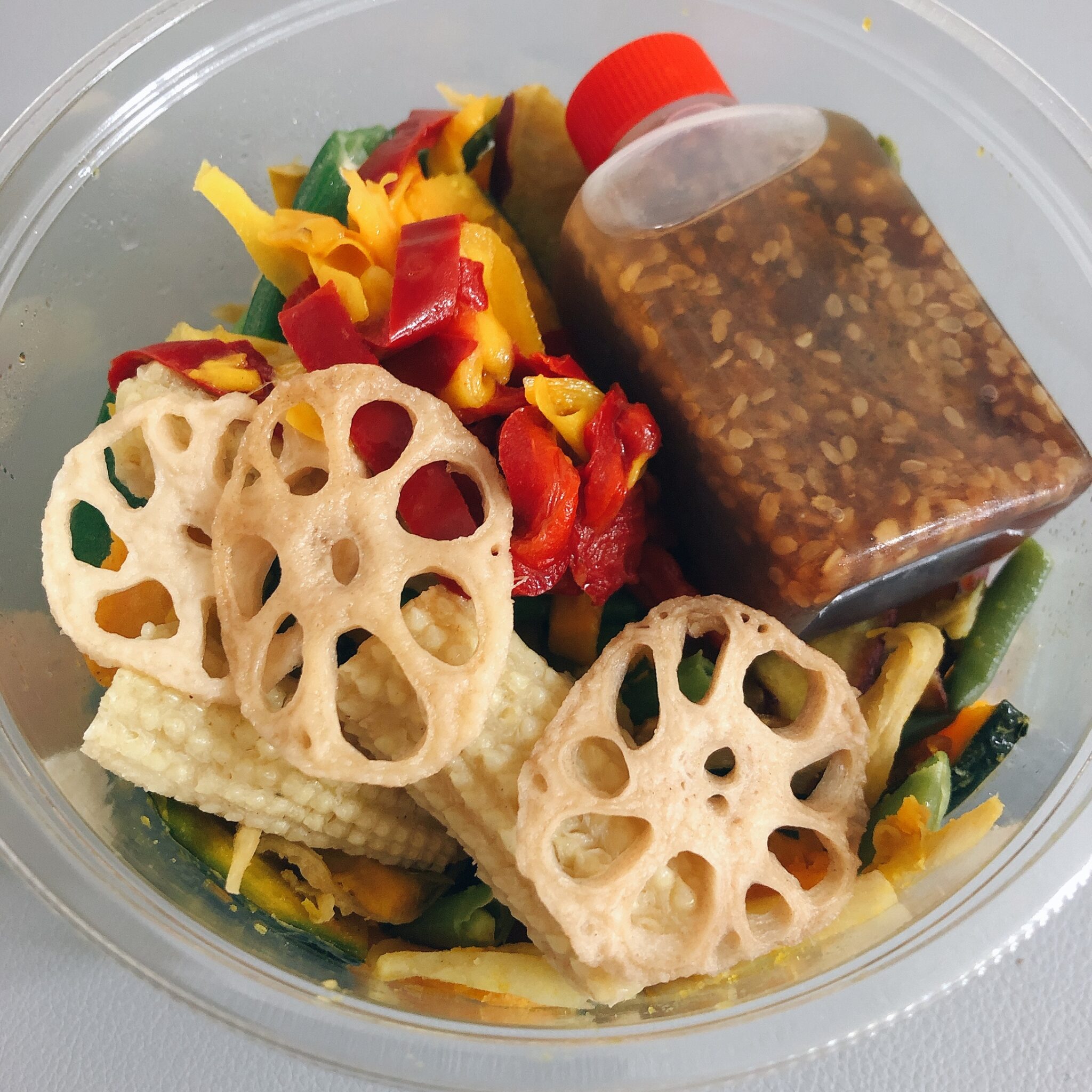 成城石井お惣菜レビュー 1日の緑責色野菜が摂れる!増量 彩り揚げ野菜の番味ドレッシングサラダ|なこのんブログ